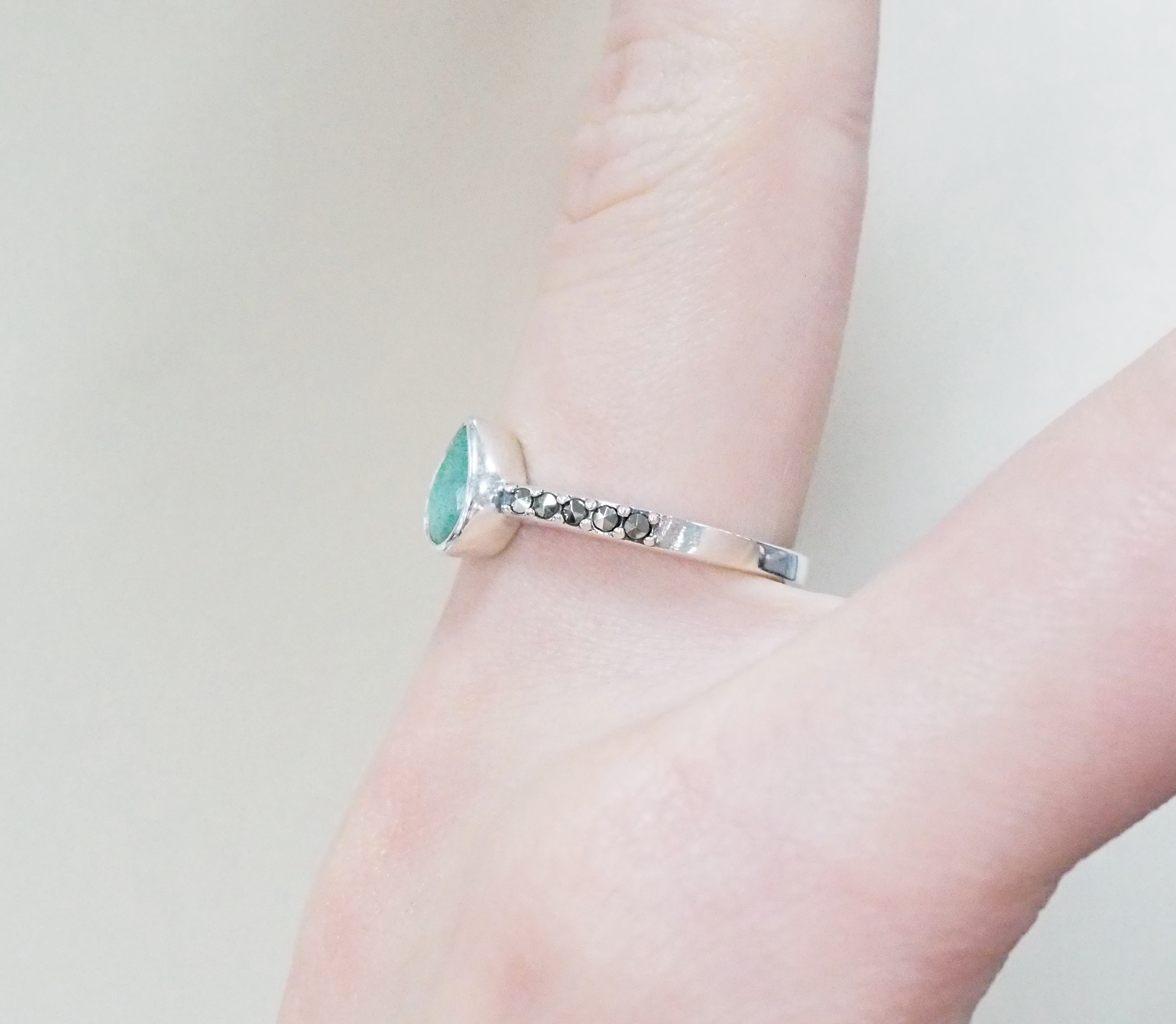 Серебряное кольцо с изумрудом и марказитами